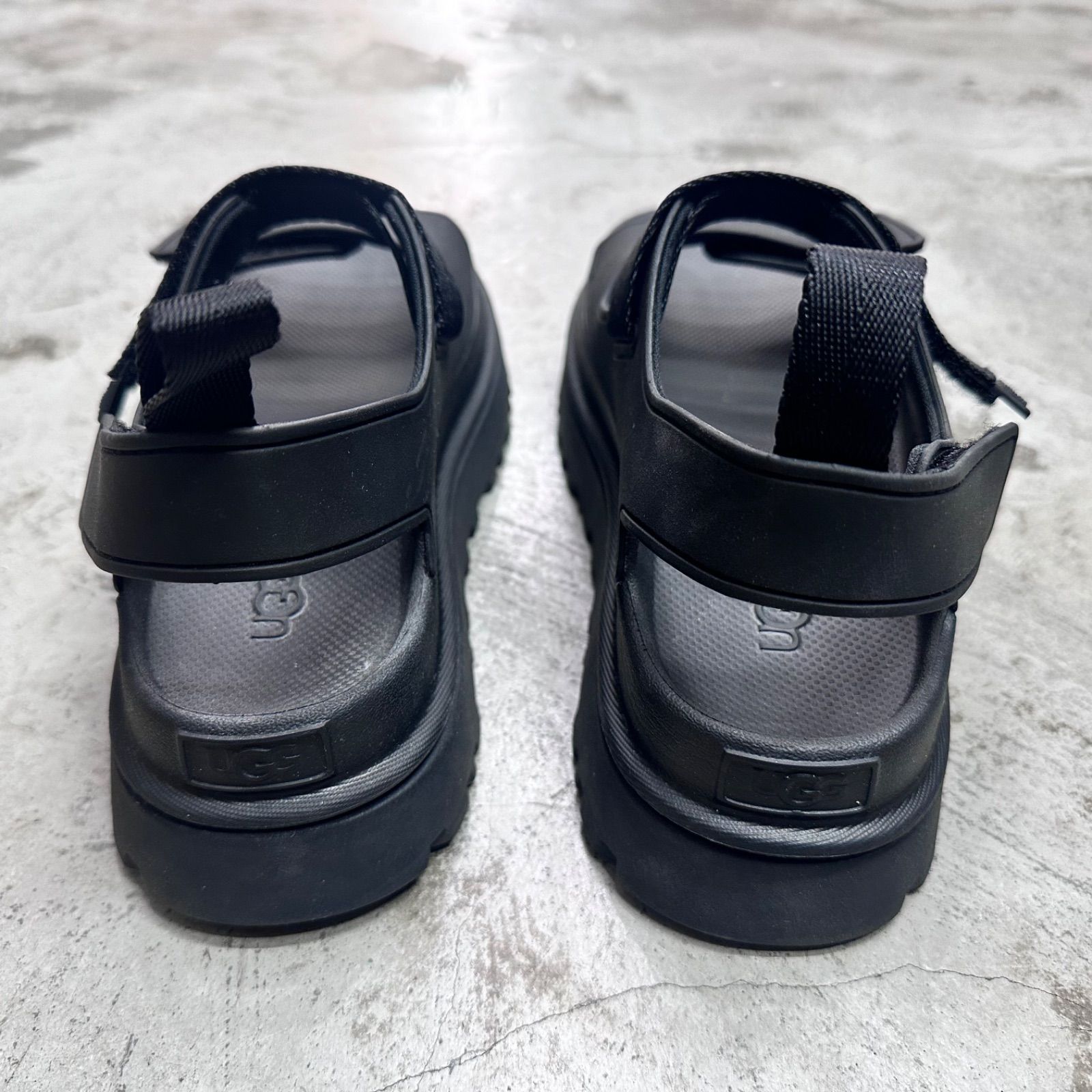 UGG GOLDENGLOW BLACK ゴールデングロウ サンダル ストラップ