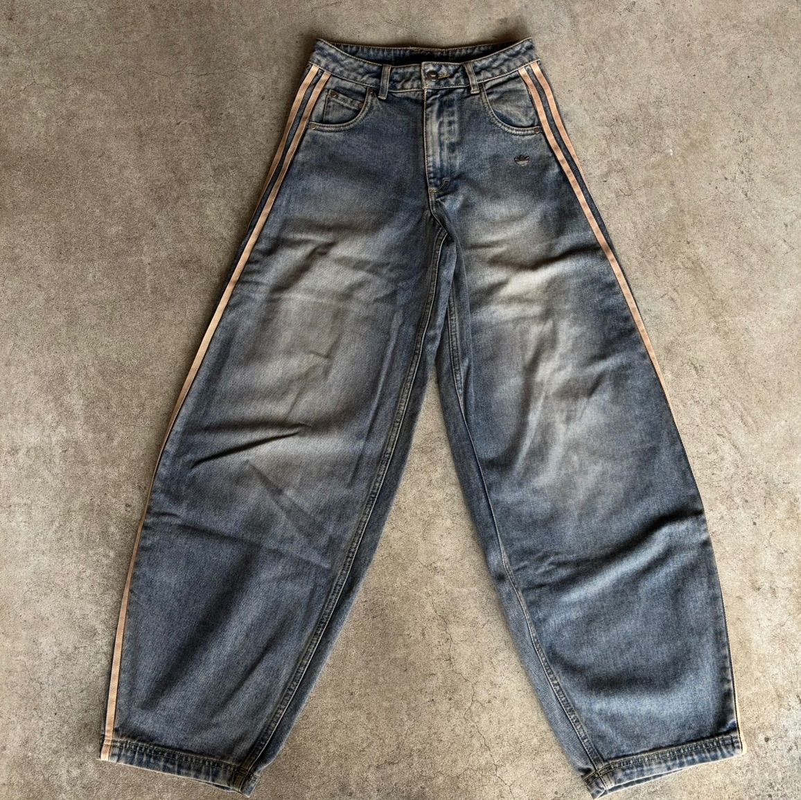 新品30⭐️adidas プレミアム エッセンシャルズ デニムパンツ