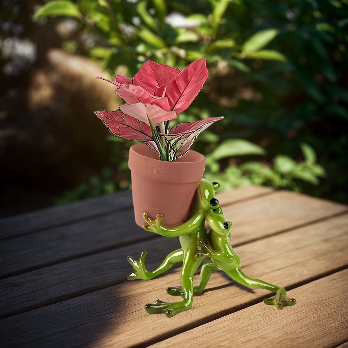 鉢植えを運んでいるカエル かえる