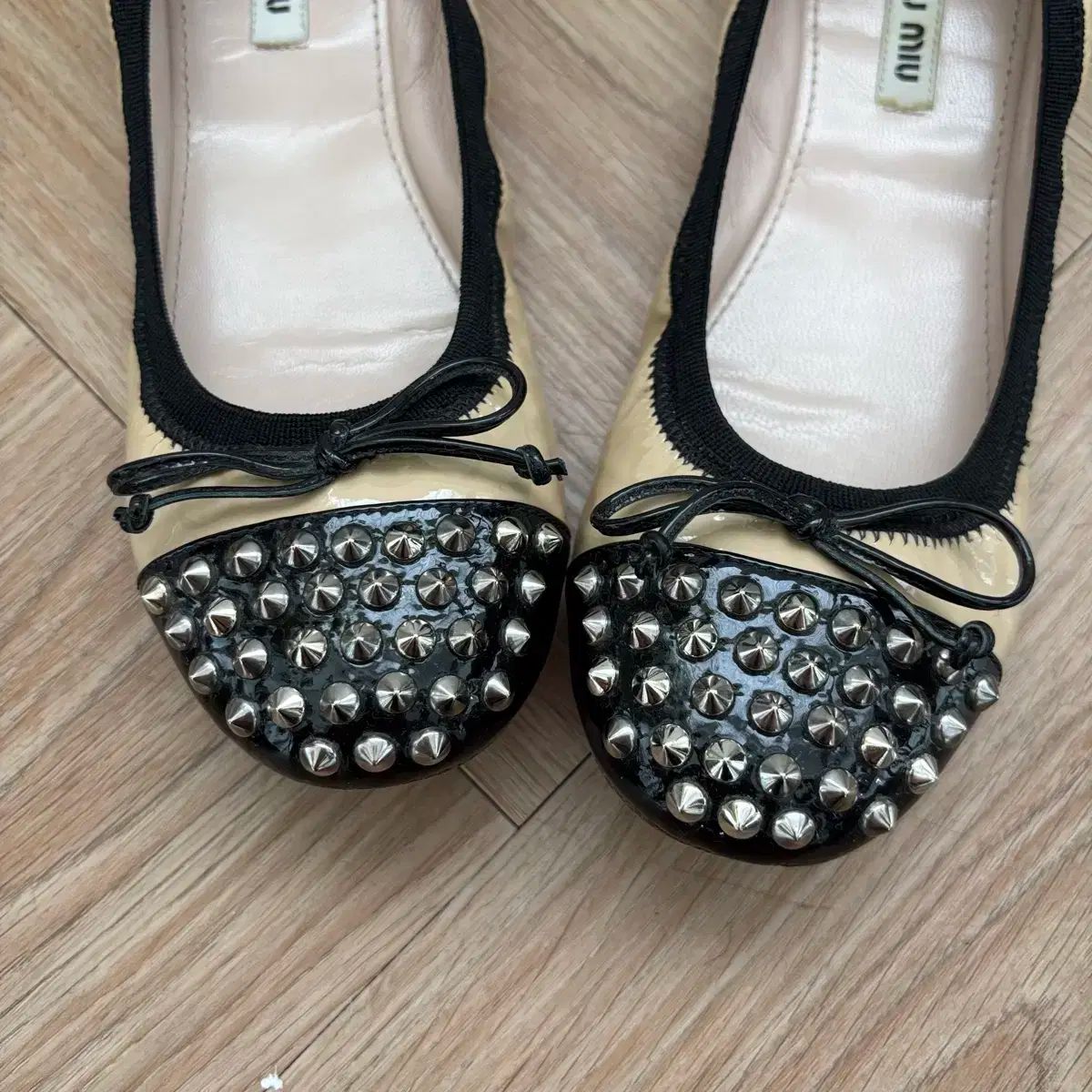 MIU MIU ミュウミュウ スタッズフラットシューズ KIN-KAAI_COM