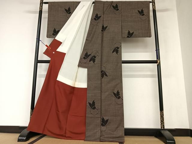 平和屋着物○本場大島紬 泥染め カタス9マルキ 雪輪舞蝶文 正絹