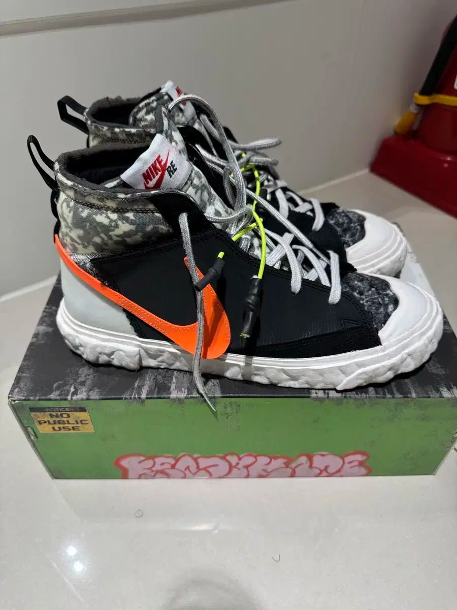 NIKE