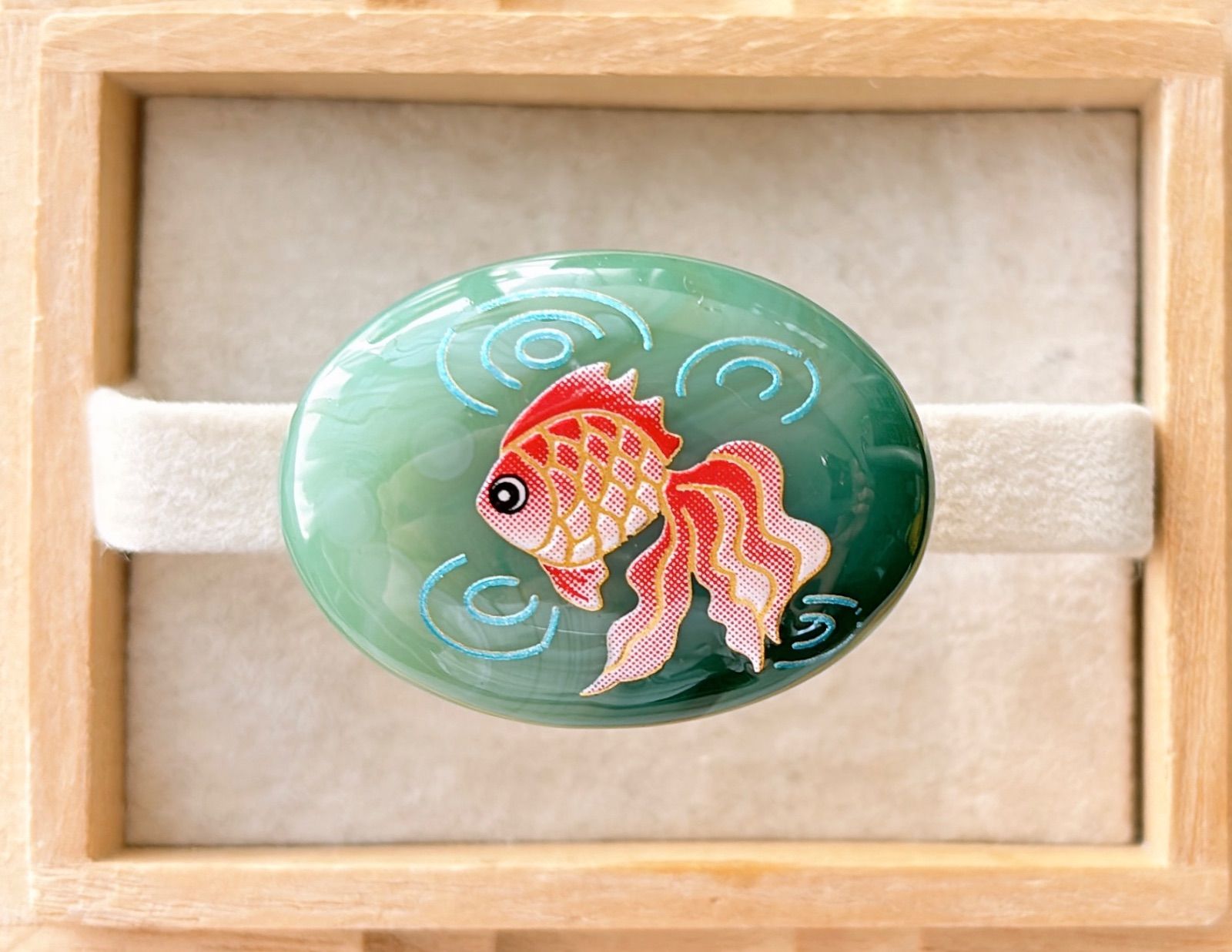 ☆〜 天然石 グリーン縞瑪瑙 蒔絵風金魚 帯留め 40×30〜☆ - メルカリ