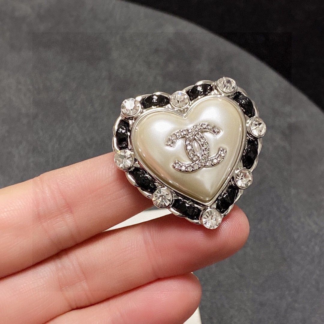 【超希少】上品なシルバーハート★CHANEL★ブローチ★ 今日特価】Chanel シャネル 新入荷 シルバー & ブラックレザー