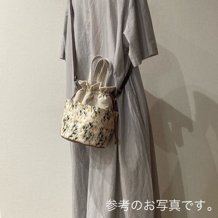 【ゆゆ様専用】ヌビキルト巾着ショルダーバッグ　　アーモンドのマーガレット刺繍 ヌビキルト巾着ショルダーバッグ アーモンドのマーガレット刺繍×お花柄