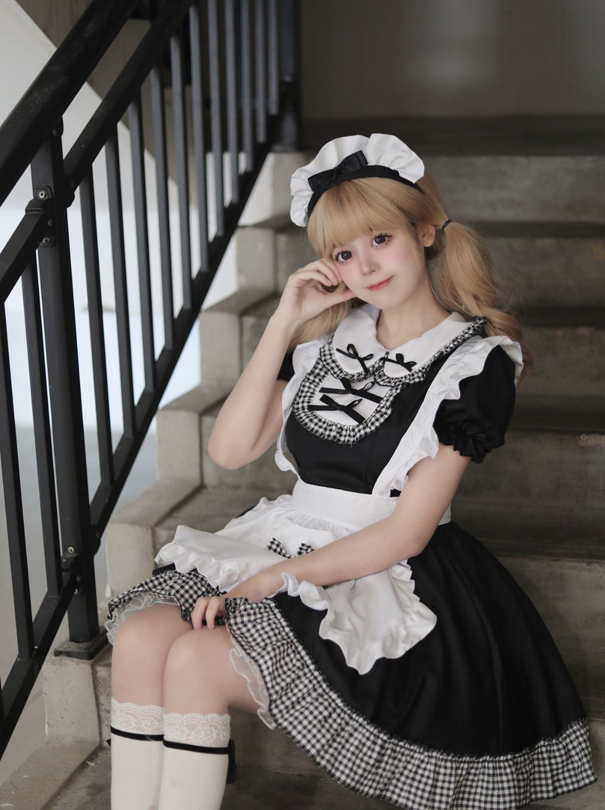 クラシックメイド風ロリータワンピース 黒×白 ゴシック洋装 ロリィタ服 小悪魔風 コスプレ衣装 撮影