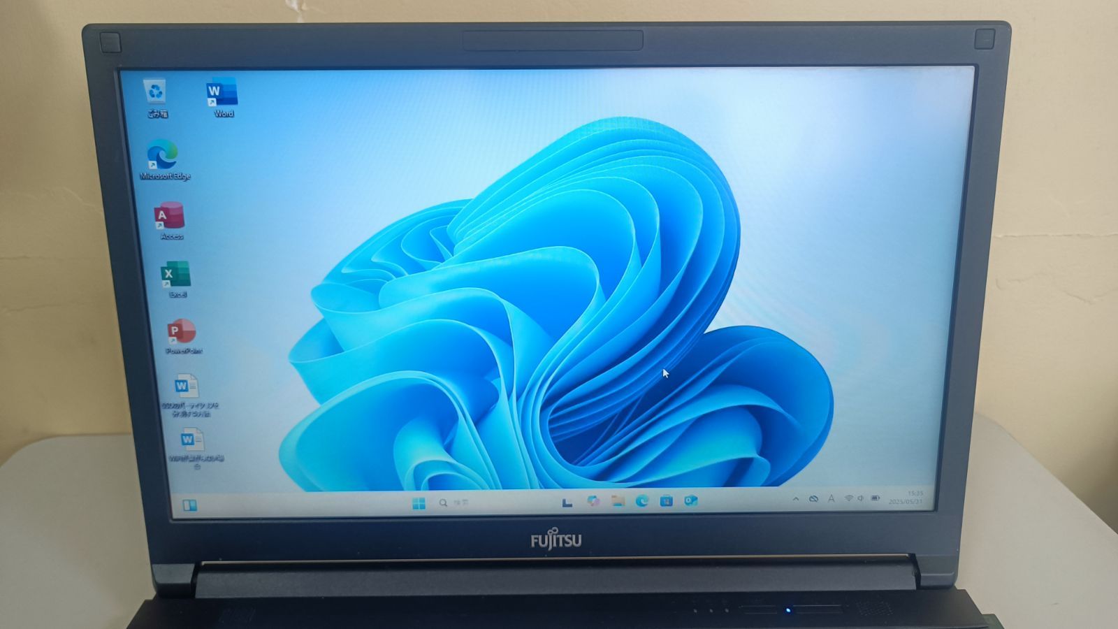 中古美品ノートパソコンFUJITSU第八世代Core i5 SSD 512G メモリ 16G  