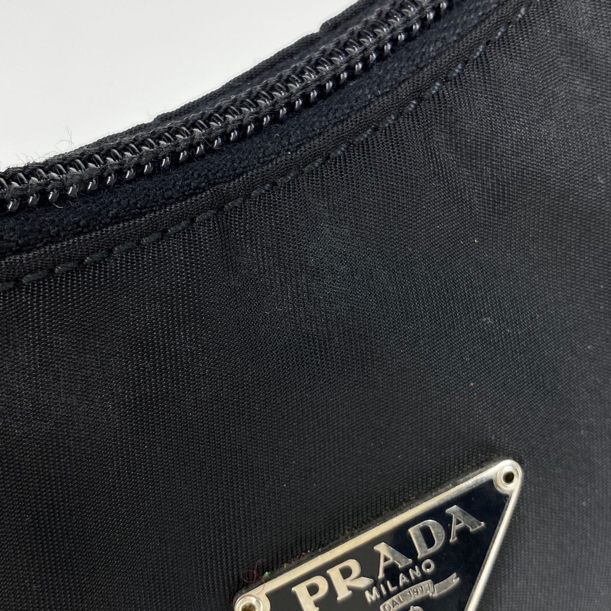 PRADA ロゴプレート