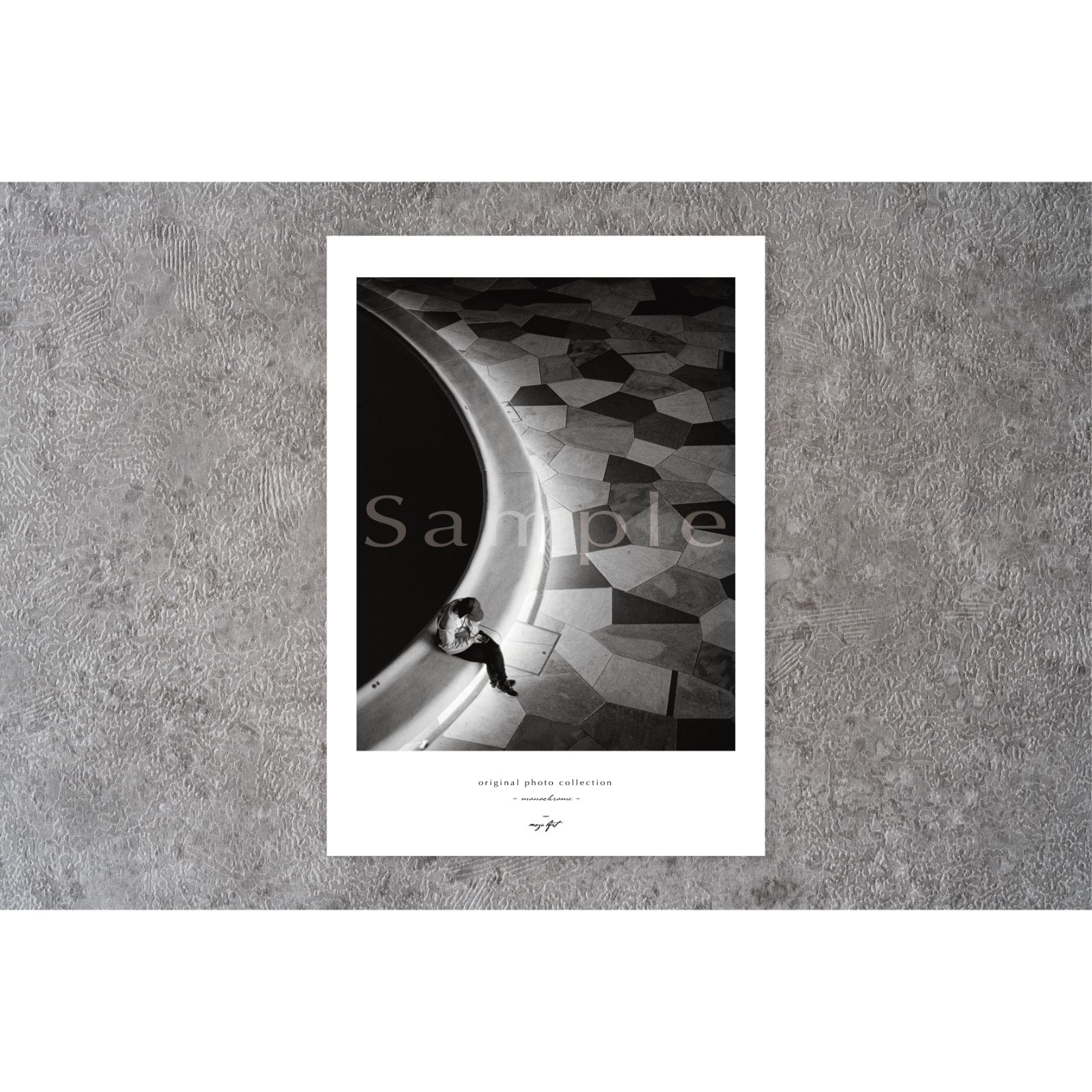 アートポスター】モノクロ 写真 幾何学 噴水 ポツン構図 男性 ベンチ