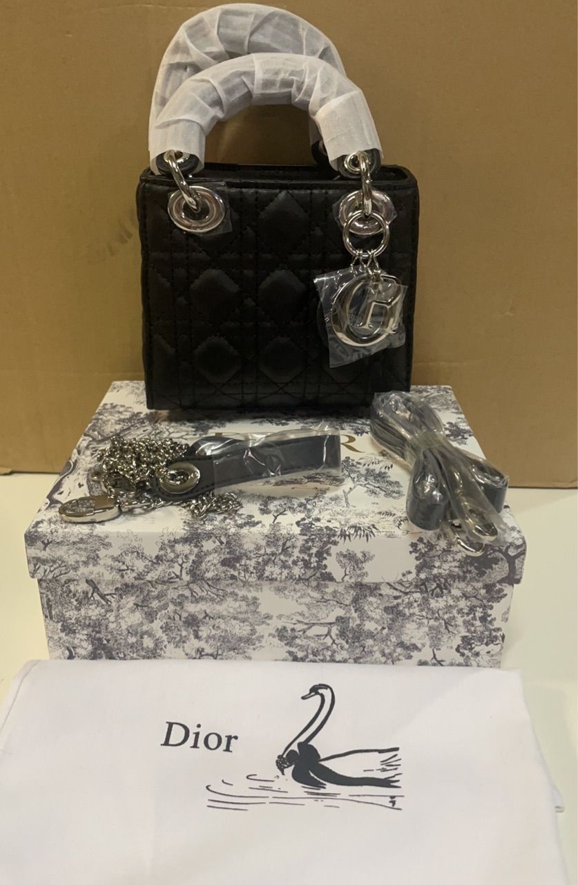 Dior ブラックレザーショルダーバッグ Dior ブラック レザー ショルダーバッグ - メルカリ