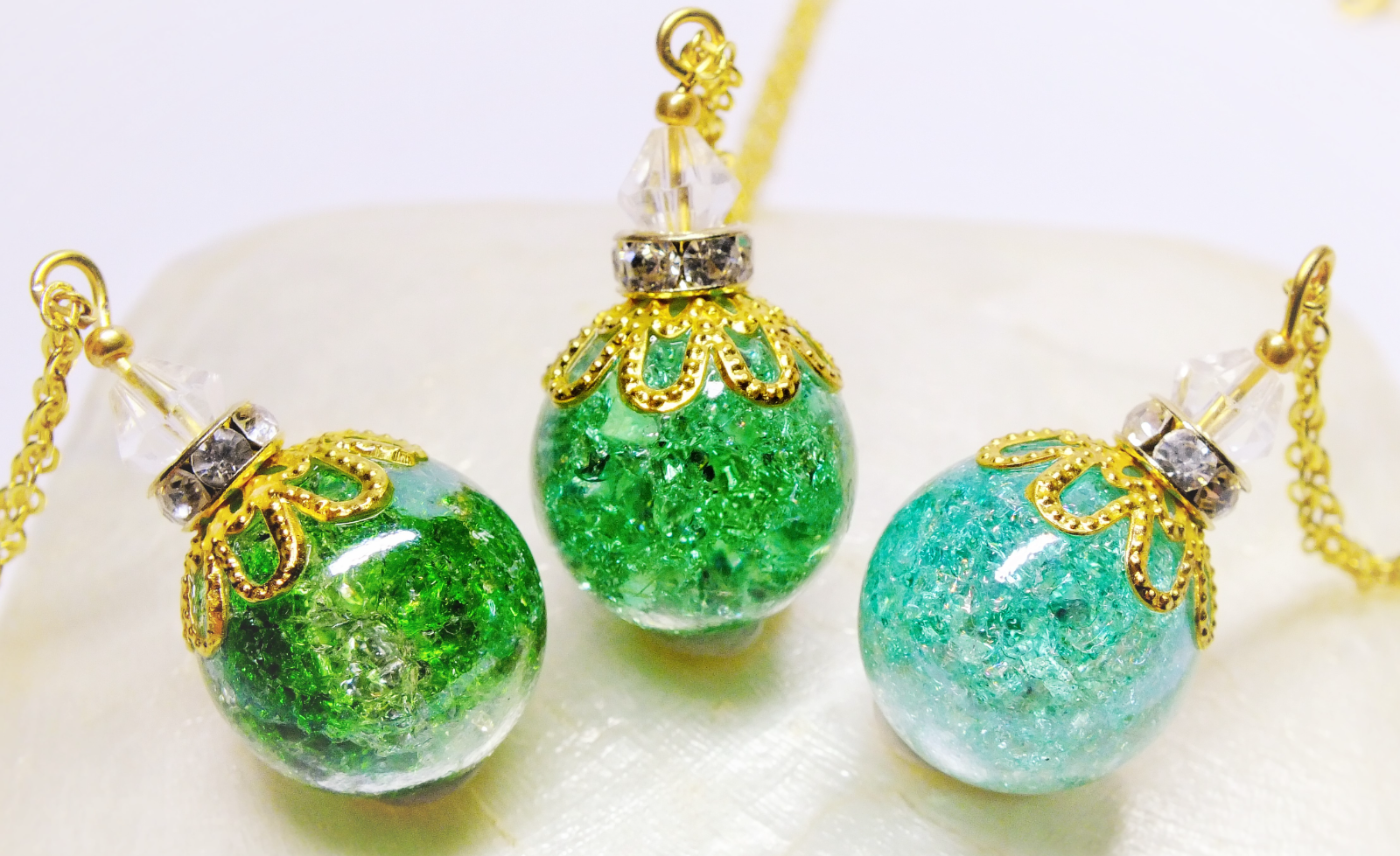 メルカリshops クラックビー玉ネックレス 薄荷色