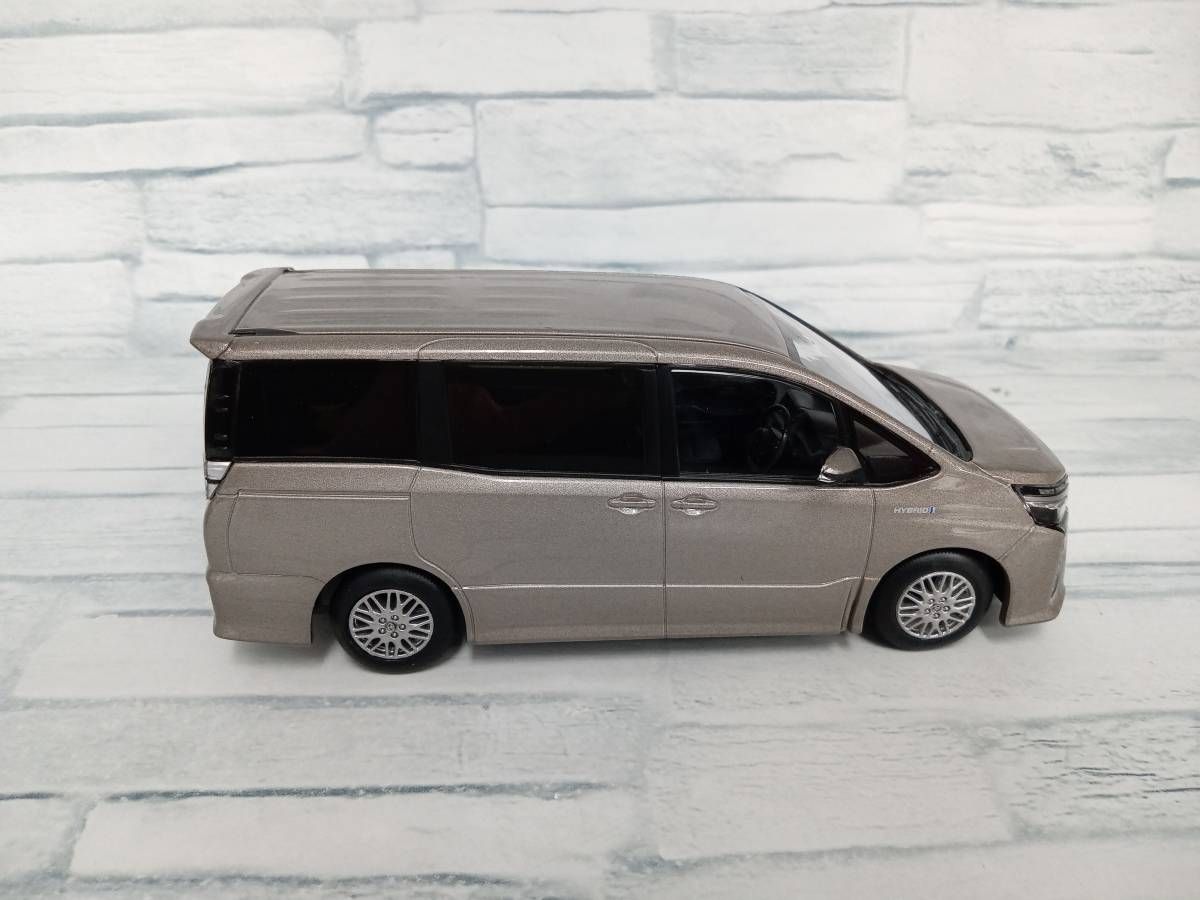 カラーサンプル 1/30 TOYOTA ボクシー 4V8 アバンギャルド