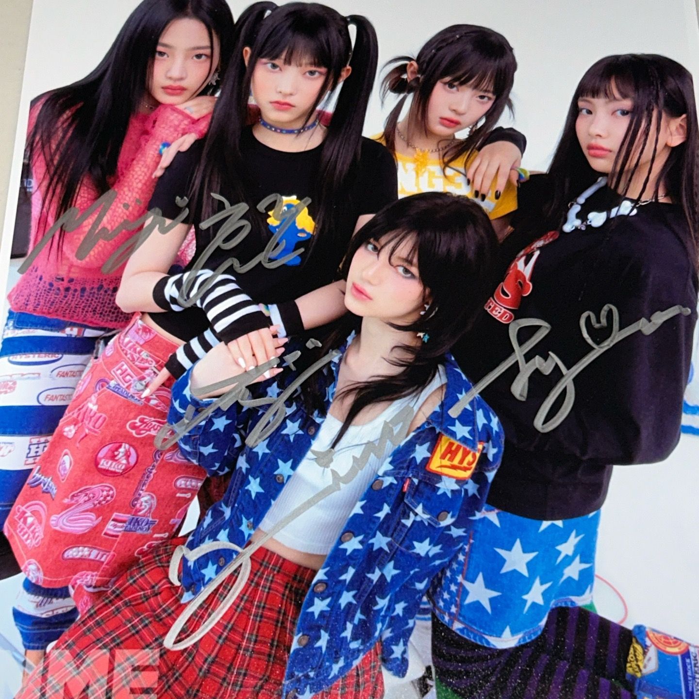 NewJeans 直筆サイン スチール写真(A4サイズ) - メルカリ