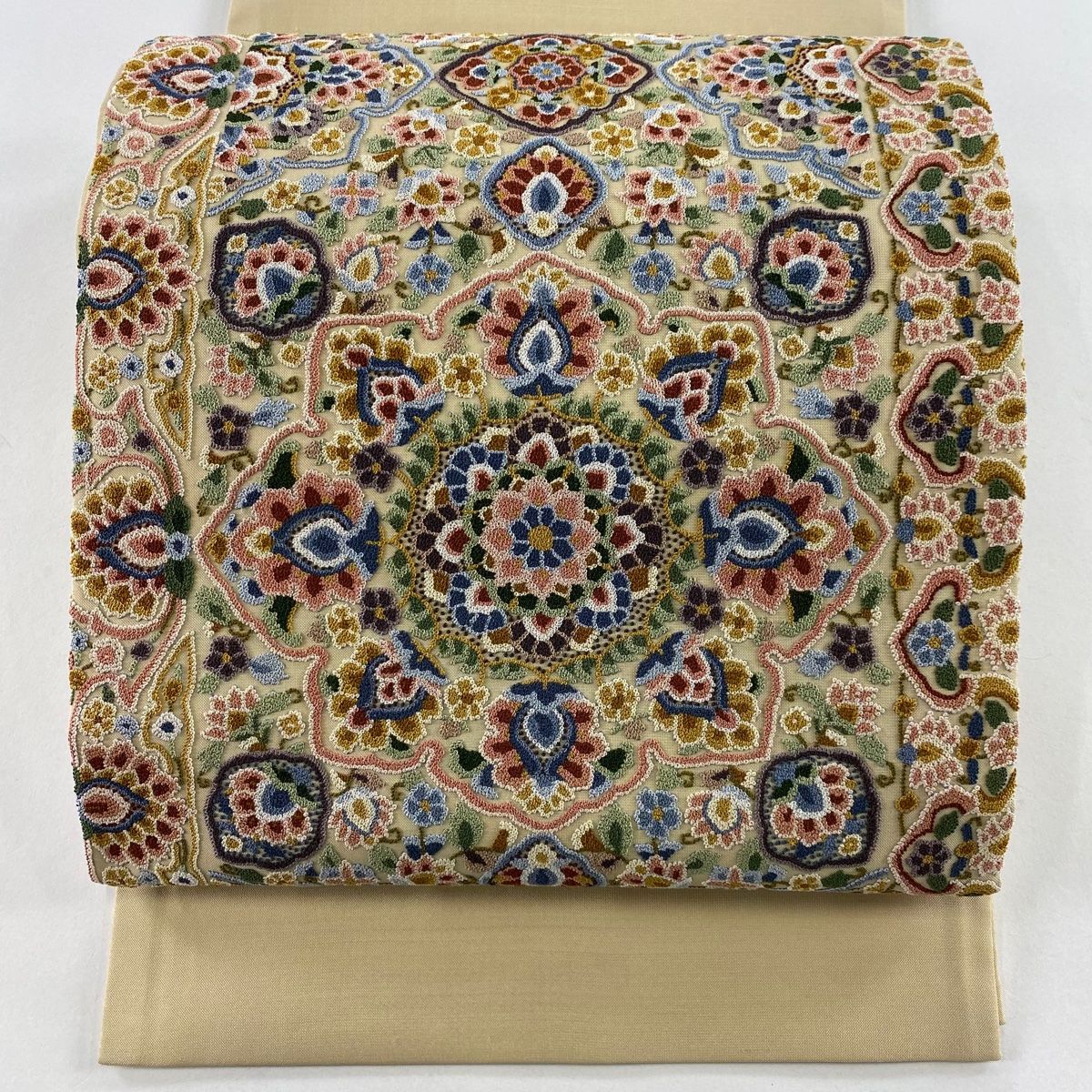 袋帯 美品 逸品 華文 花唐草 相良刺繍 金色 お太鼓柄 正絹 中古