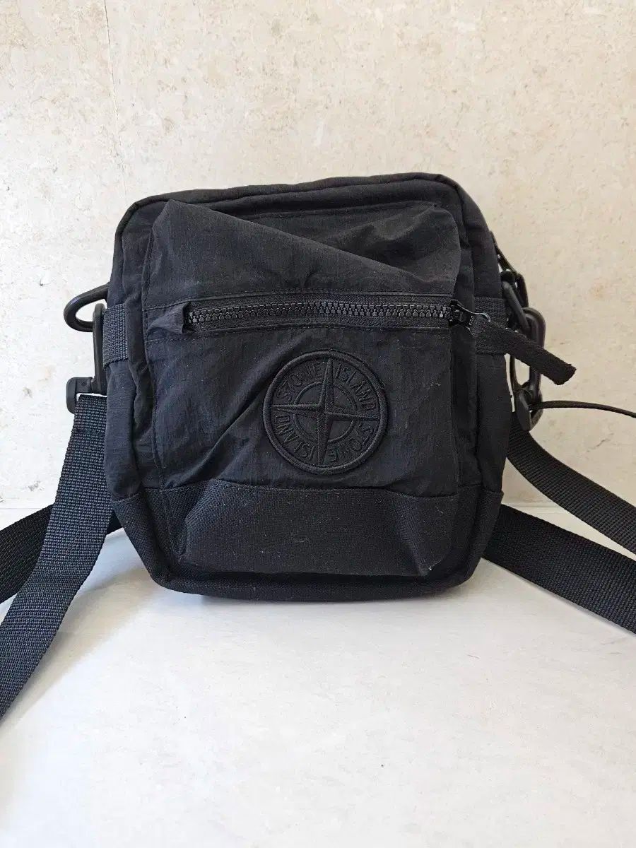 純正品| 24FW Stone Island ストーンアイランド ナイロン クロスバッグ ショルダーバッグ ヒップサック スマホポーチ