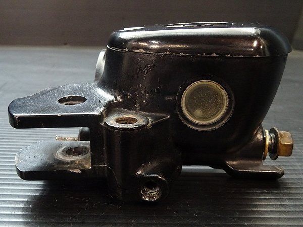 フロントブレーキマスターシリンダー