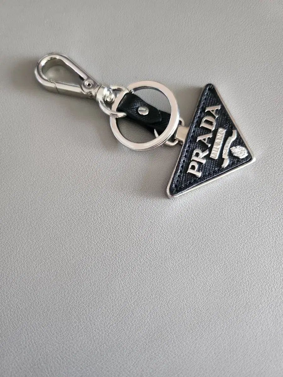 【美品】PRADA プラダ プレート キーリング シルバー Prada(プラダ) キーリング - メルカリ