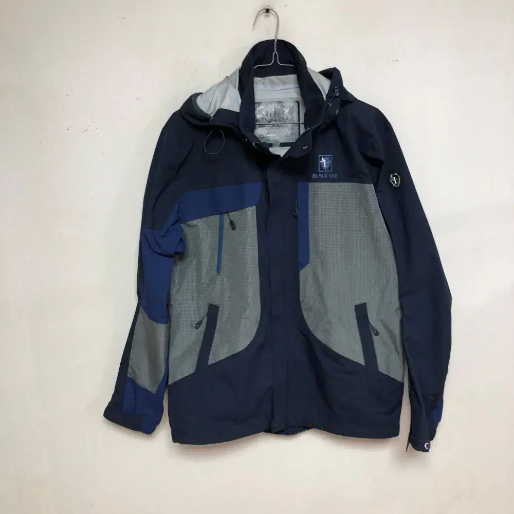 韓国発★新品 BLACK YAK ブラックヤク スポーツウェア トップス M 韓国発☆新品 BLACK YAK ブラックヤク スポーツウェア トップス M