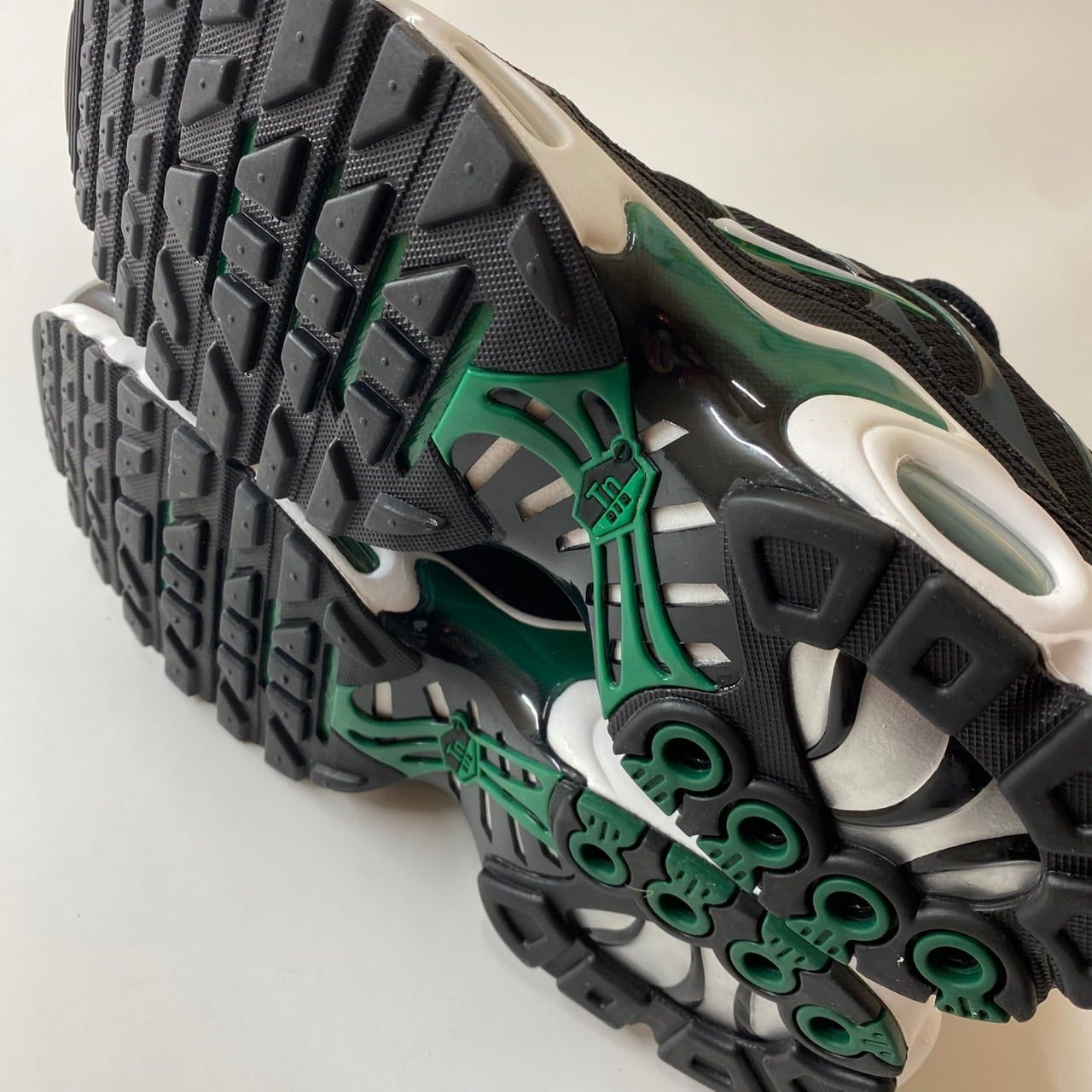 BLACK|WHITE-MALACHITE-GUM