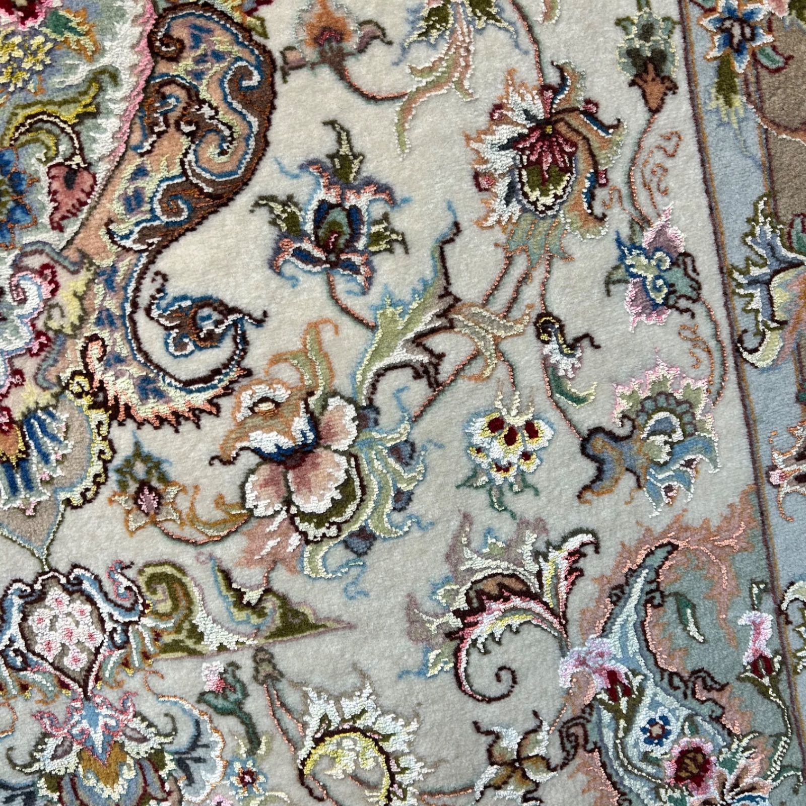 ペルシア絨毯（カシミールシルク絨毯）49✖️56（68ふさ込み） ペルシア絨毯（カシミールシルク絨毯）49✖️56（68ふさ込み）