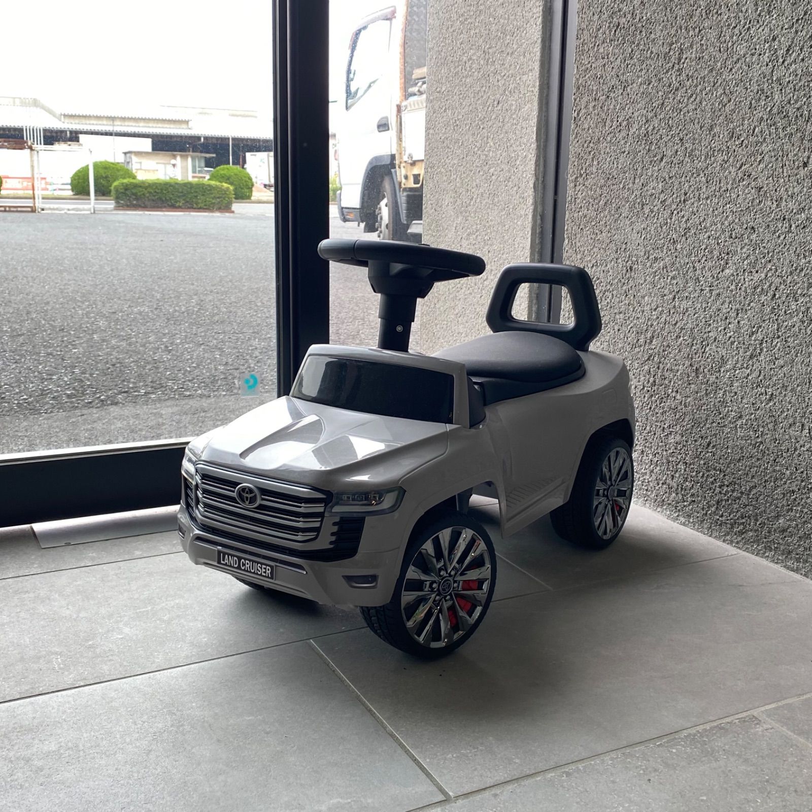 ランドクルーザー 300 乗用玩具 足けり おもちゃ ランクル プレゼント 贈り物 TOYOTA トヨタ