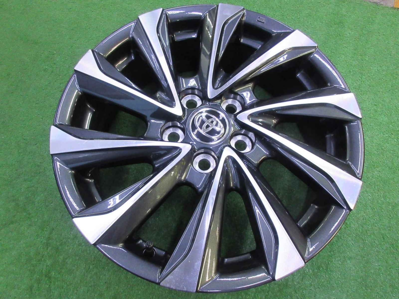 最大35％offセール。 トヨタ 90系ヴォクシーＳ-Ｚ純正ホイール 6J-17 5H114.3 40 新車外しの為程度良好です♪