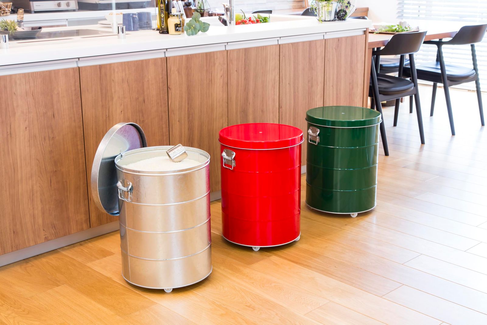 渡辺金属工業 ライスストッカー 10Kg 赤 キャスター付き RSK10R 大 OBAKETSU 渡辺金属工業 ライスストッカー 10Kg 赤 キャスター付き