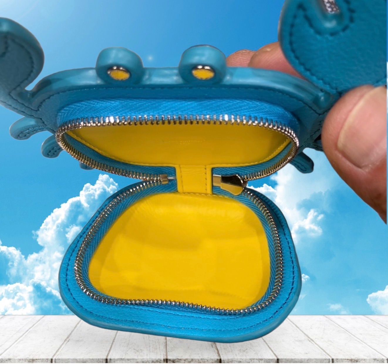 24新作！新品！未使用】バッグチャーム・LV カニモチーフ ブルー 国内