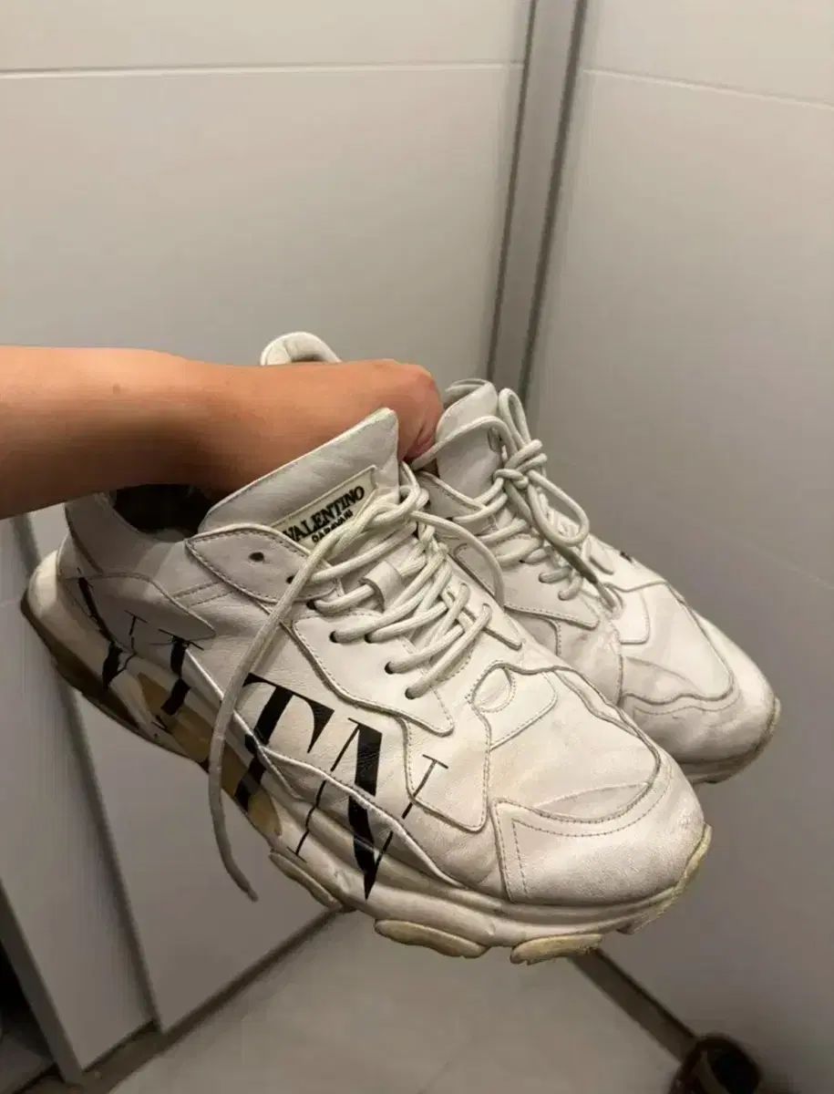 VALENTINO(ヴァレンティノ) バウンス スニーカーズ 270 - メルカリ