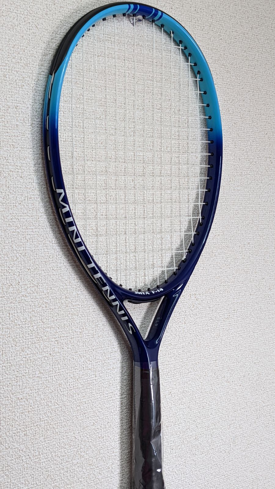 黒の合成ガットラケット弦を張ったWilson Pro Staff 97 v 13テニス