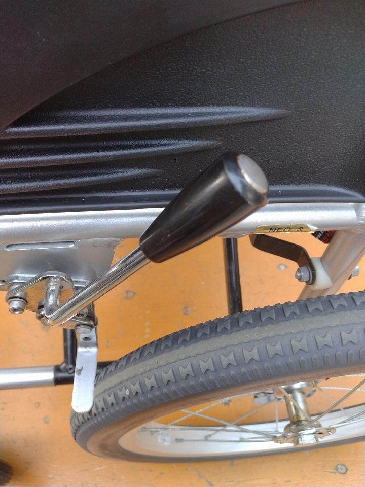  一部地域を除く 日進アルミ製車いす NEO-2 介助式軽量ノーパンク KM-25-0917-09 介助用車椅子 車椅子