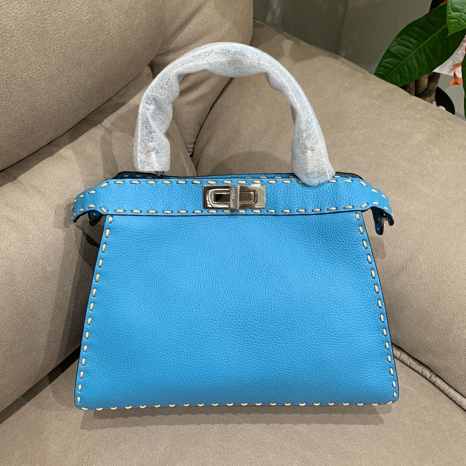 新品未使用 FENDI ピーカブー アイシーユー ミディアム フェンディ