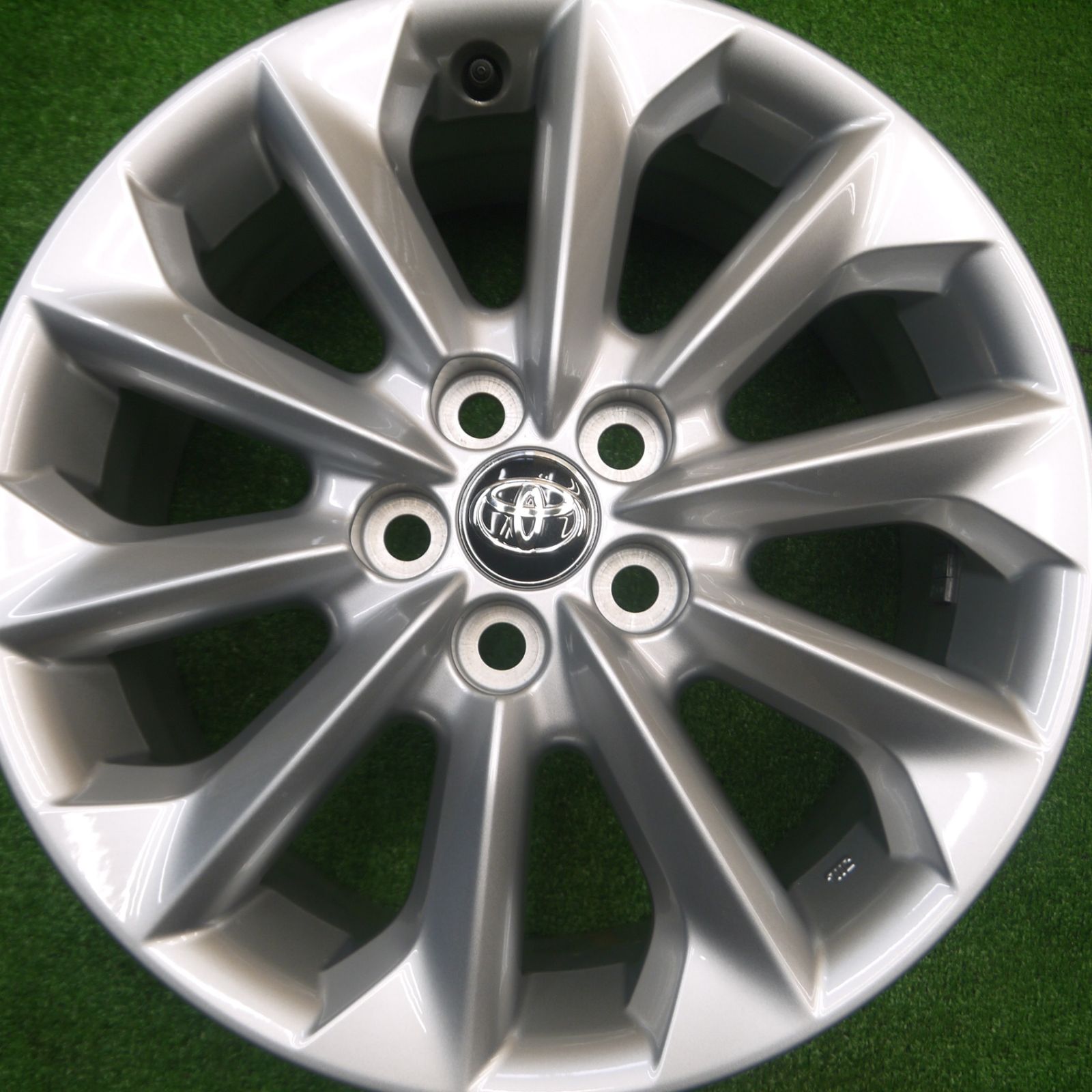中古アルミ美品トヨタ カローラ、ツーリング純正 16x7.0J 210系ナット付 中古アルミ美品トヨタ カローラ、ツーリング純正 16x7.0J 210系