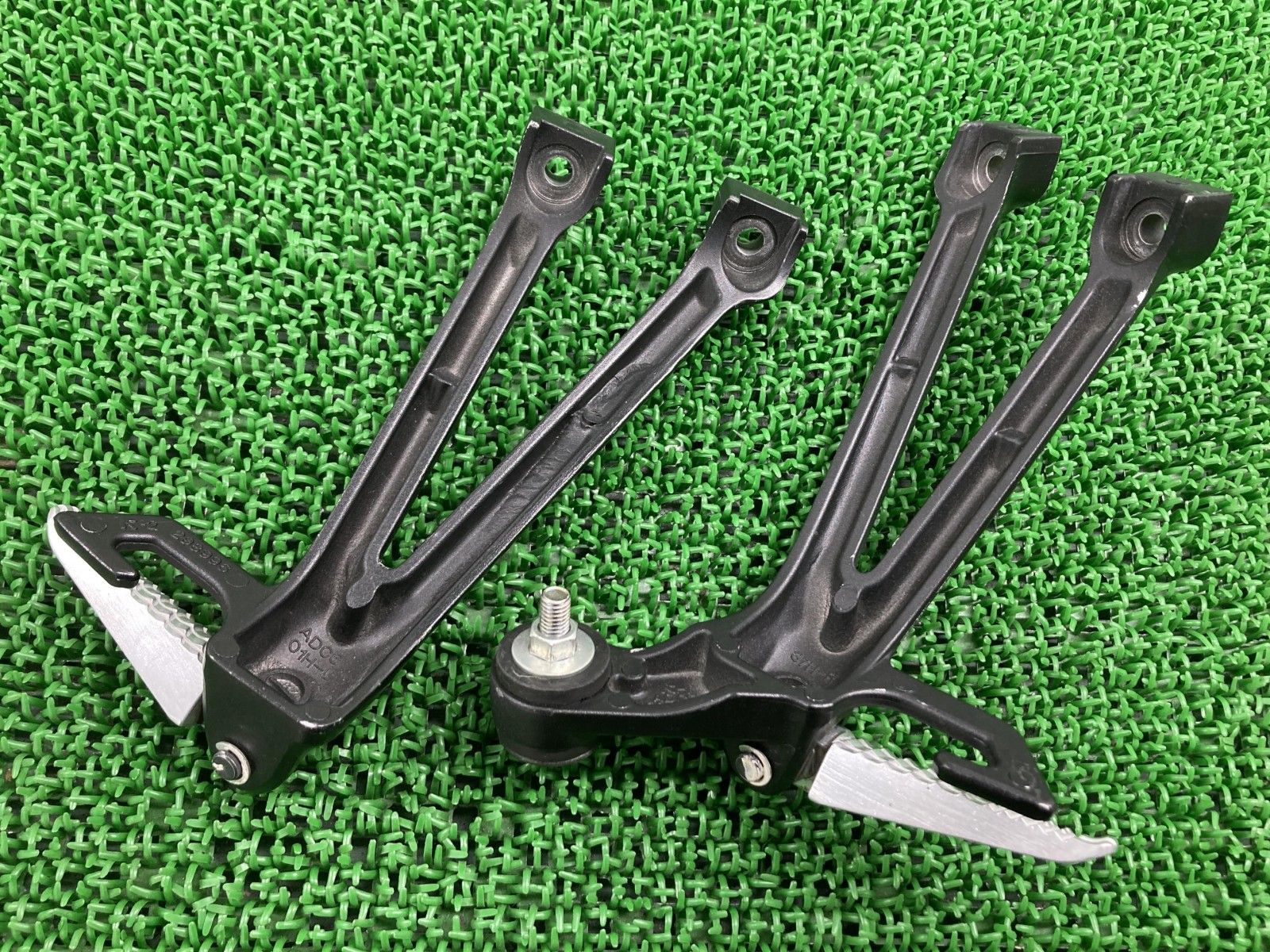 GSX-R750 タンデムステップ 左右 01H/37H スズキ 純正 バイク 部品 GR7JA 01H 37H ペグ 曲がり無し 品薄 車検 Genuine 【中古】 4 GSX-R750 タンデムステップ 左右 01H/37H スズキ 純正 バイク 部品