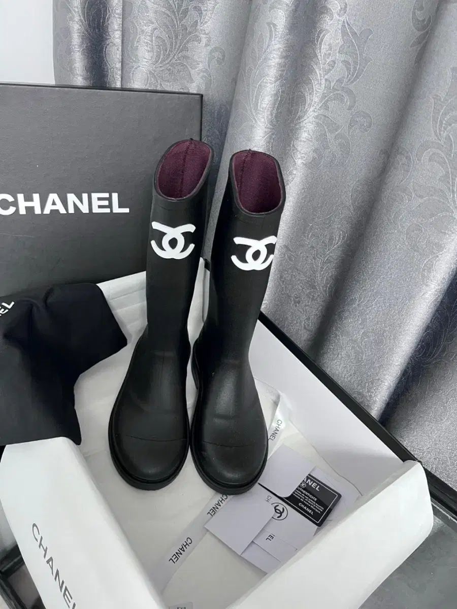 CHANEL シャネル 黒 これらはレインブーツです