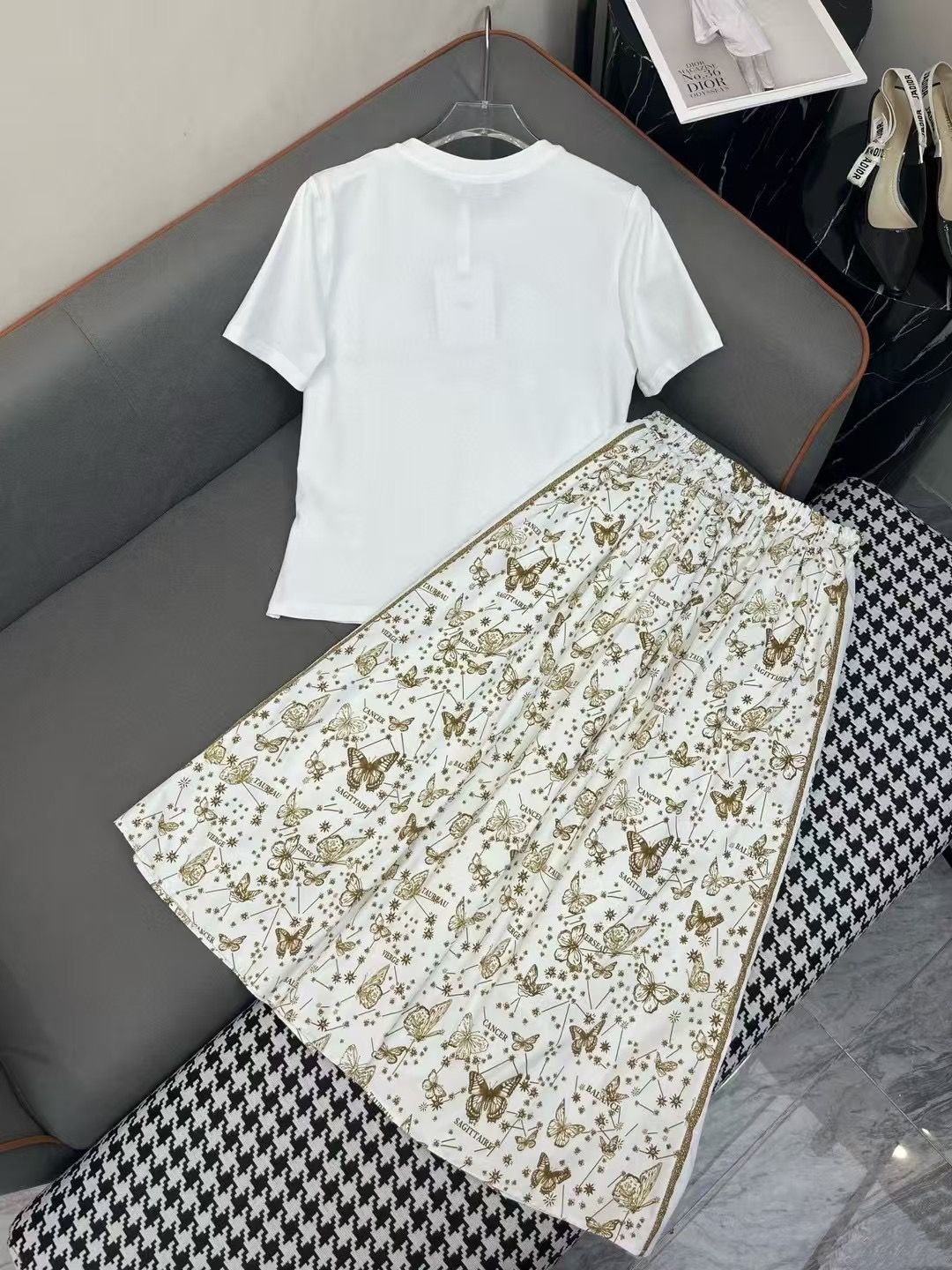 今日特価】Dior 25SS 新款 T シャツ＋ミニスカートセット - メルカリ