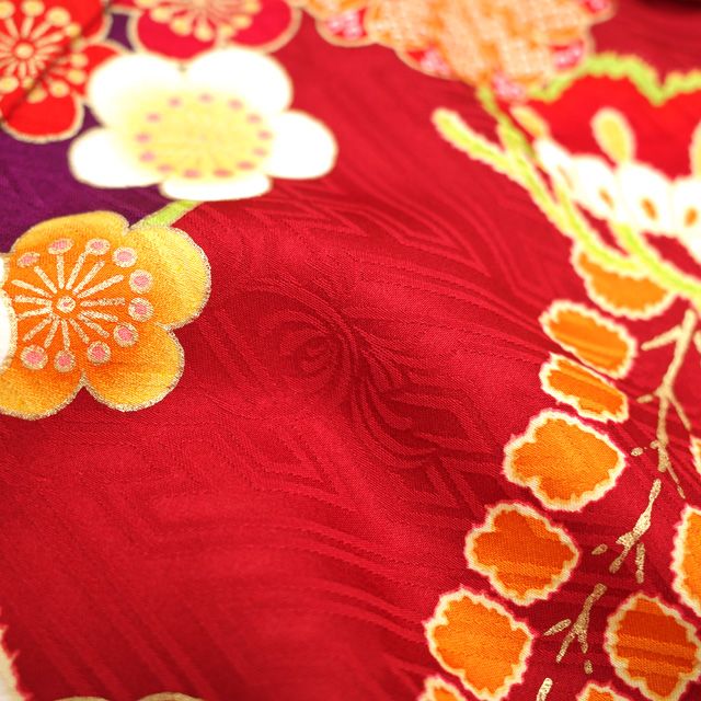 中古】 振袖 着物 刺繍 金彩加工 赤 四季の花 牡丹 桜 菊 古典柄