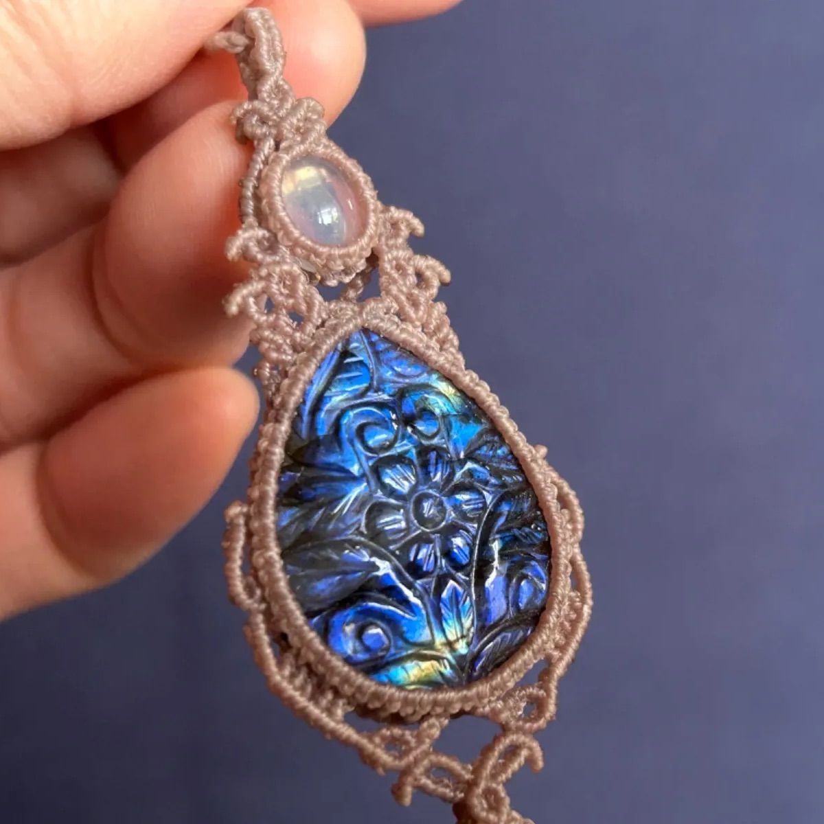 花模様ラブラドライトのマクラメネックレス カンテラ オパール