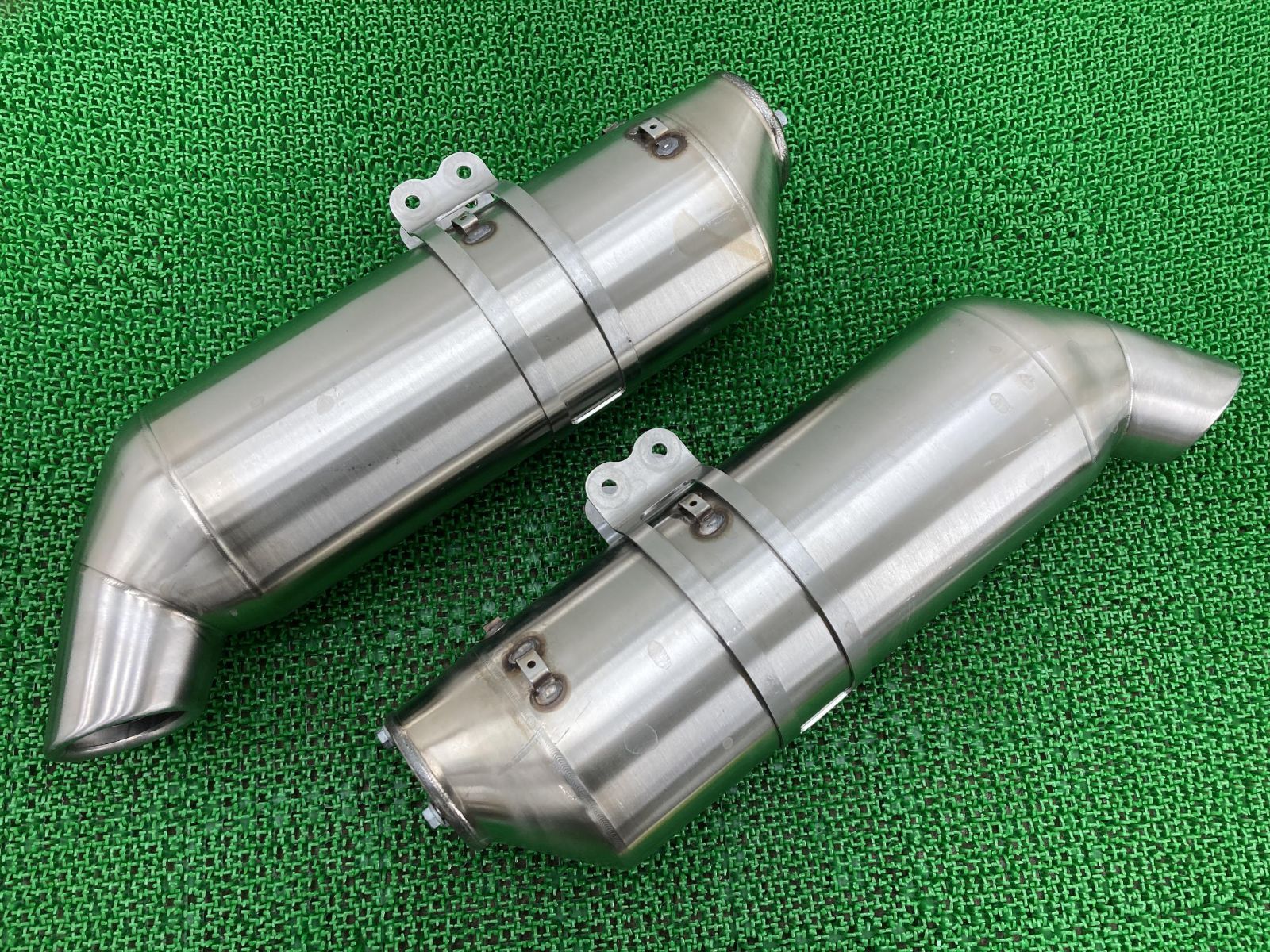 690LC4スーパーモト サイレンサーマフラー 左右 750.05.083.000/750.05.083.100 KTM 純正 :32202084