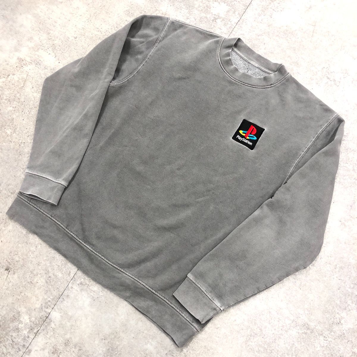 TRAVIS SCOTT CACTUS JACK x PLAYSTATION 'PS' トラヴィススコット カクタスジャック プレイステーション  SWEAT スウェットシャツ ロゴプリント ロゴパッチ ロングラグランスリーブ メンズ GRAY グレー Lサイズ