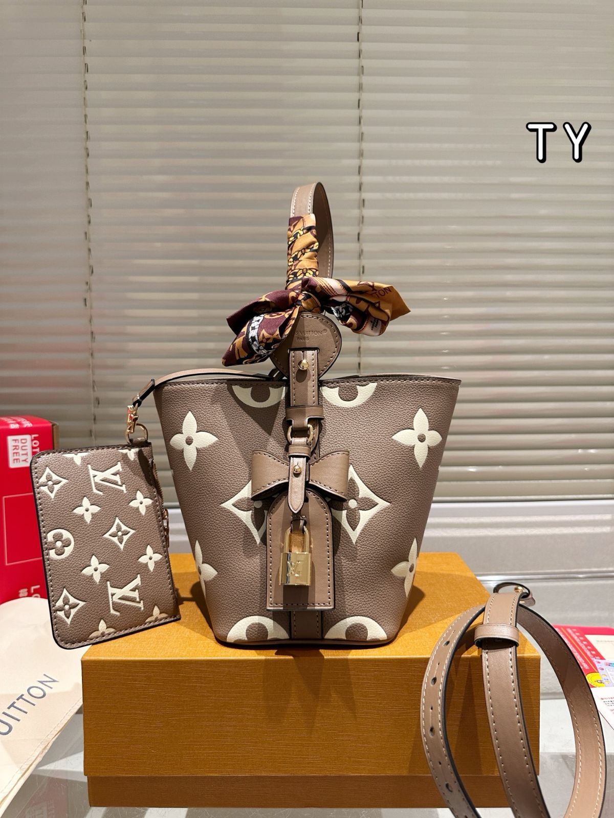 印伝ビーズ装飾 ハンドバッグ 黒 印傳屋 敬老の日 ハンドバッグ 印伝 手提げ フォーマル 本革 和