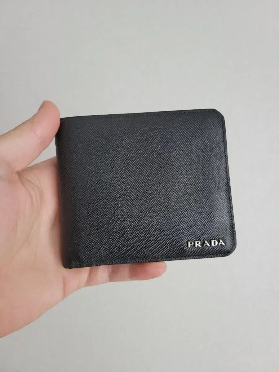 デパート プラダ サフィアーノ エンボス加工 切断 二つ折り財布 ブラック