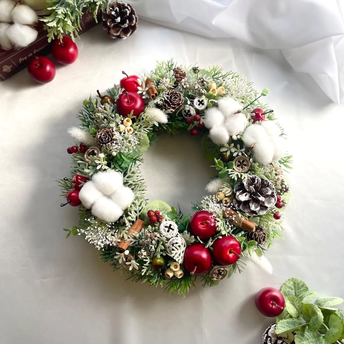大きめ＊30センチ クリスマスリース＊スノーグリーン 林檎とコットンフラワー