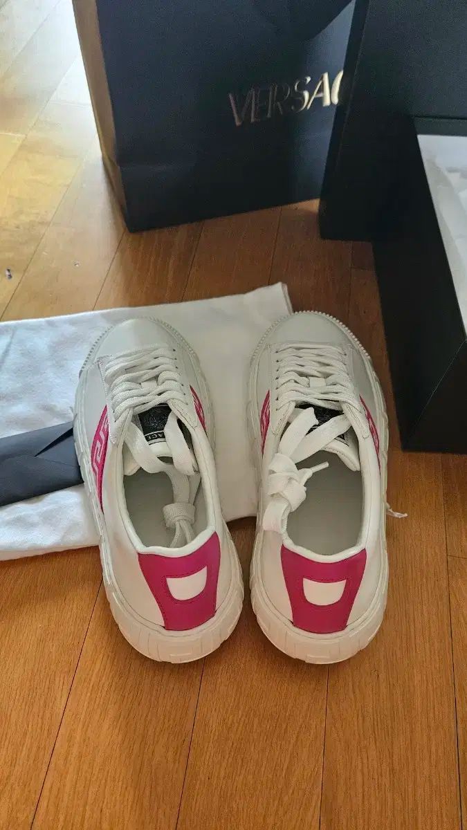 VERSACE ホワイト/ピンク スニーカー 【公式通販】