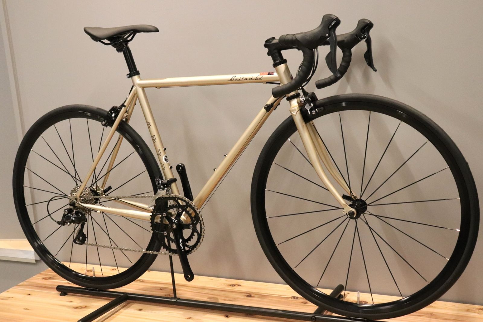 フジ FUJI バラッド オメガ BALLAD Ω 2025モデル 52サイズ シマノ ソラ R3000 MIX 9S クロモリ ロードバイク 仙台店