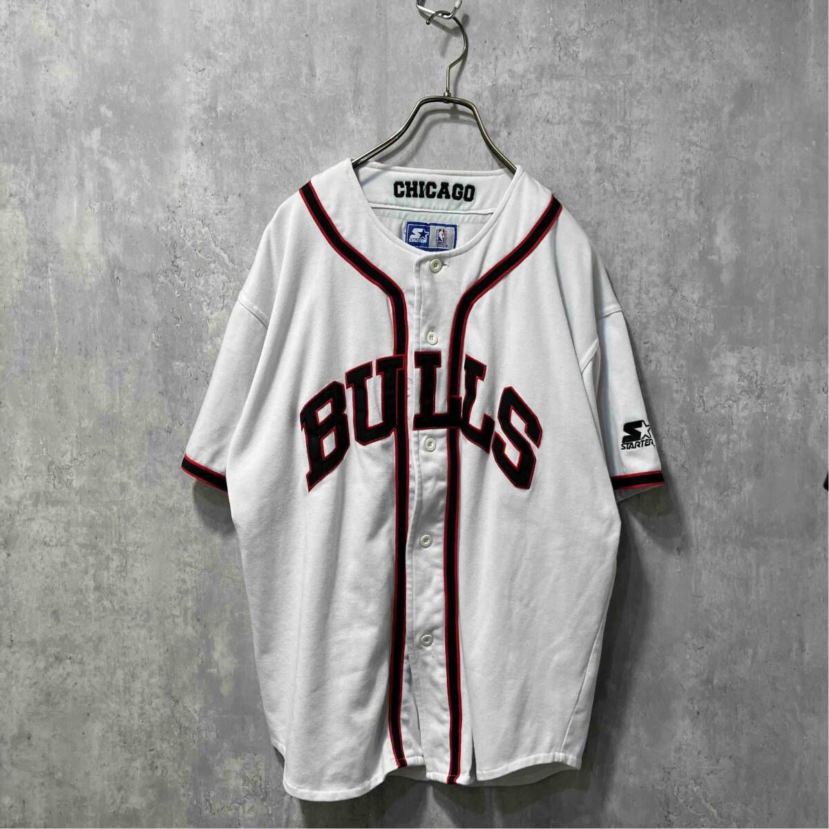 90〜00s 古着 STARTER シカゴ・ブルズ ベースボールシャツ 半袖シャツ M ホワイト スターター NBA 店舗受取可 90～00s 古着 STARTER シカゴ・ブルズ ベースボールシャツ 半袖