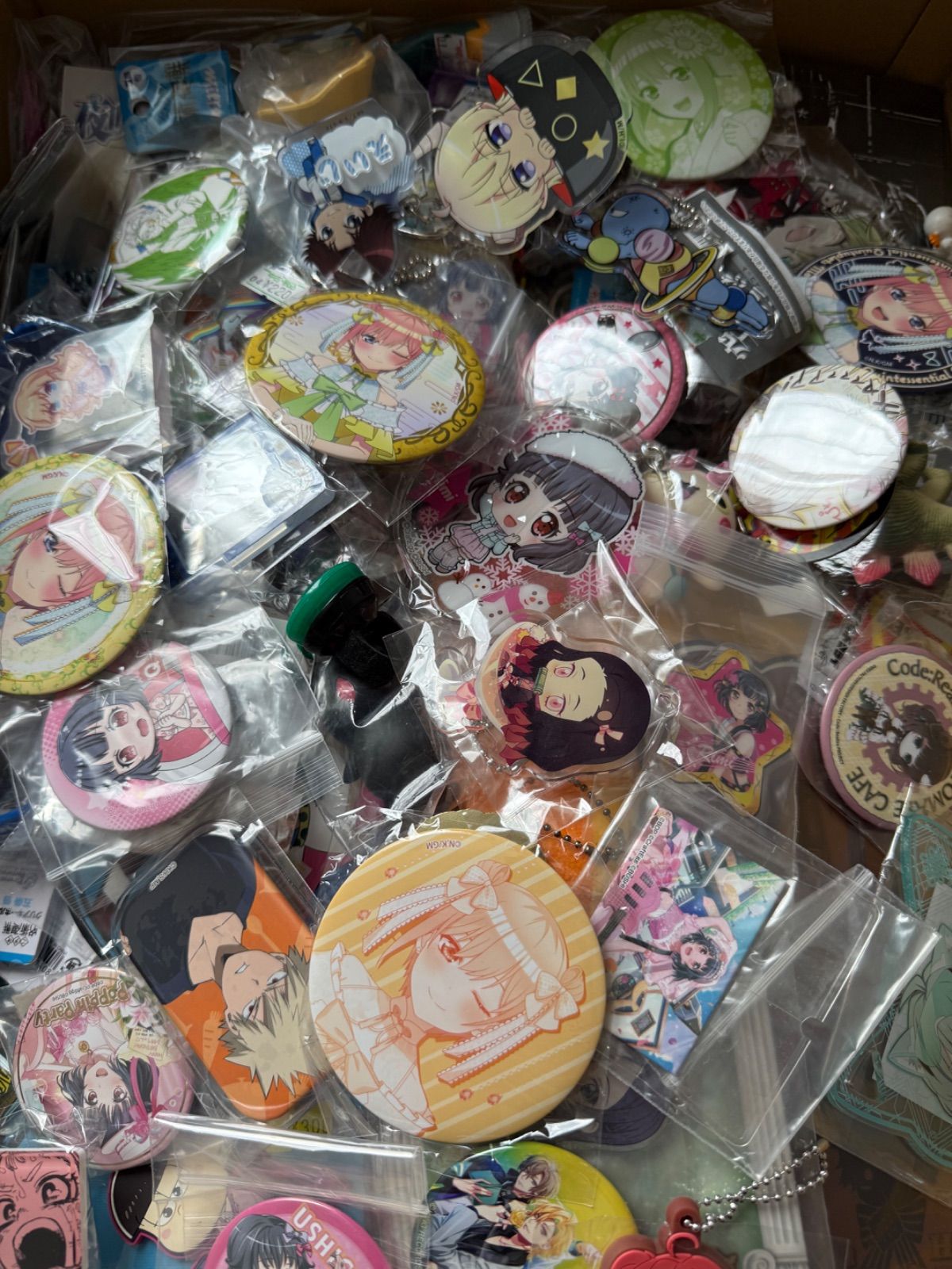 アニメグッズ　缶バッジ　アクリルグッズ　ぬいぐるみなど　490点以上　紙類なし 11.png