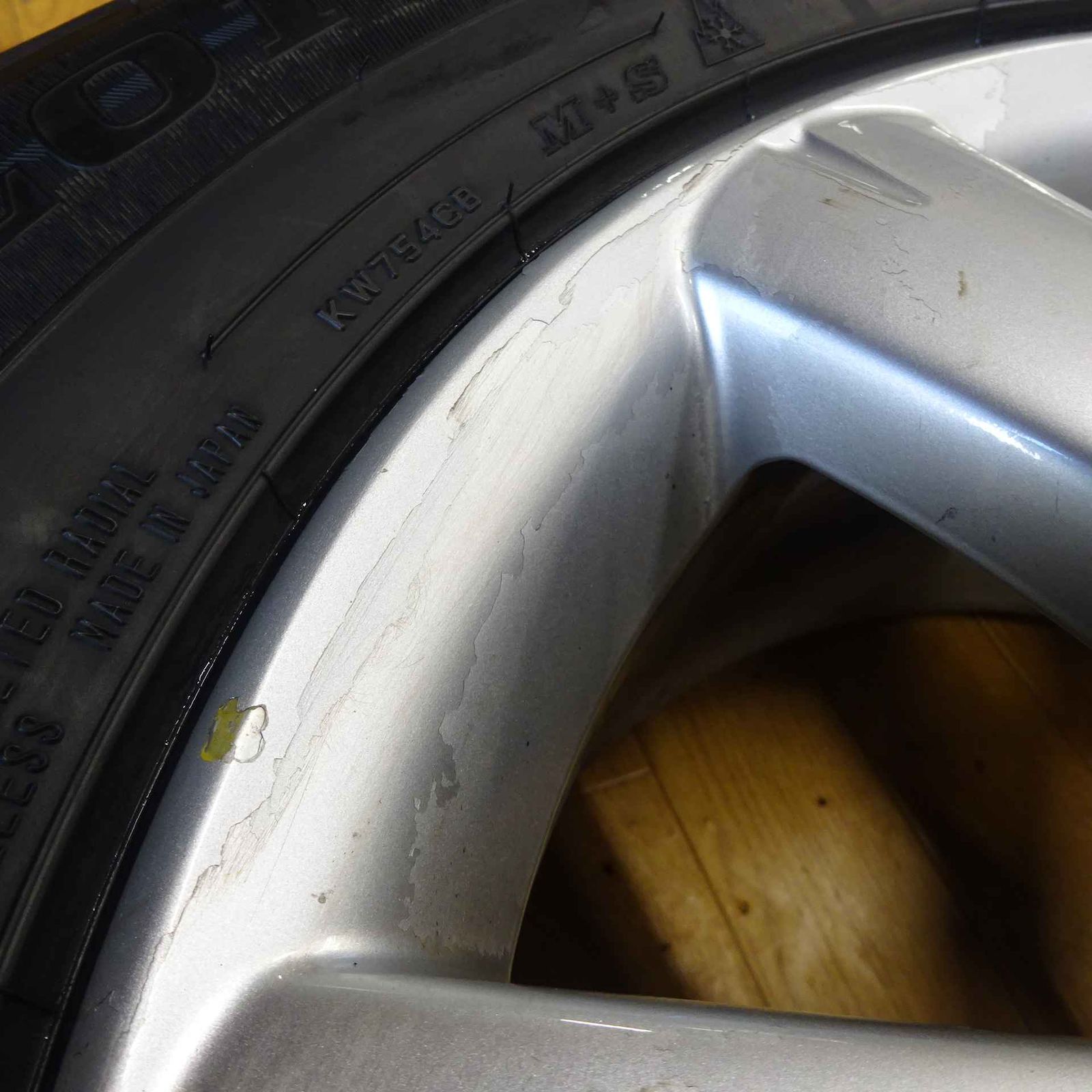 □235|65R17×7.5J