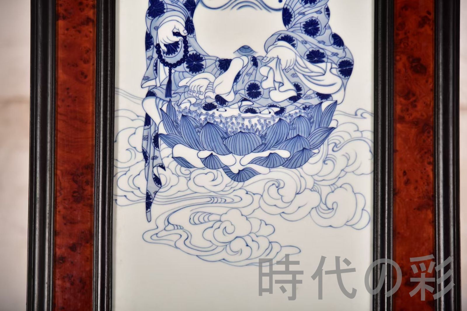 オールド 中国古美術 王歩作 青花人物図 掛屏 紅木枠 笑口常開 骨董收藏 工芸 彫花框 木彫り額縁 手描き磁器絵画 掛軸風 景徳鎮 書斎 茶室 R07101308 ダイナミックな