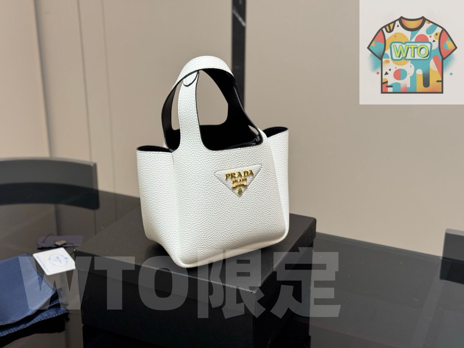 ラスト1点早い者勝ちです⚠️取り置きしてませんPRADAホワイトレザートートバッグ 今日特価】Prada レザー トートバッグ！国内送料無料！限定在庫